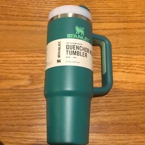 New Stanley tumbler /With damage. 30oz color Alpine